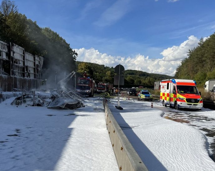 Reifenlaster in Baustelle auf A7 ausgebrannt Reifenlaster in Baustelle auf A7 ausgebrannt