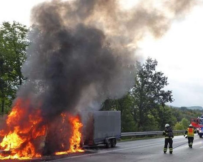 Kleintransporter mit Anhänger auf A44 ausgebrannt