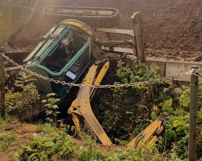 KS: Bagger-Unfall auf der Wolfhager Straße – Fahrer leicht verletzt