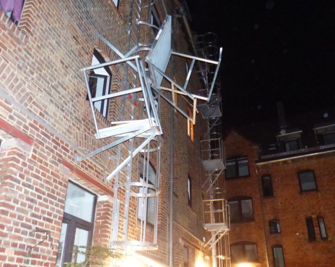 KS: Feuerleiter bricht aus Verankerung – Drei Männer verletzt KS: Feuerleiter bricht aus Verankerung – Drei Männer verletzt