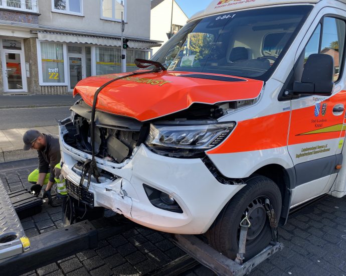 KS: Rettungswagen verunfallt auf Einsatzfahrt