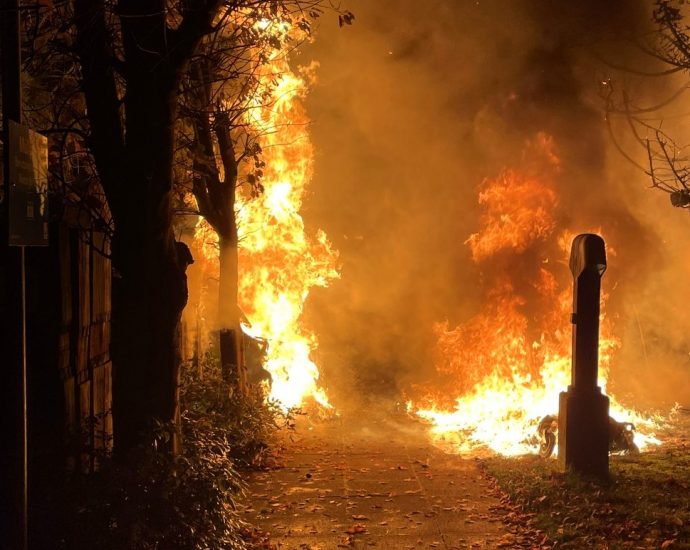 Unbekannte setzen Müllcontainer und Tanne in Baunatal in Brand – Zeugen gesucht Unbekannte setzen Müllcontainer und Tanne in Baunatal in Brand – Zeugen gesucht