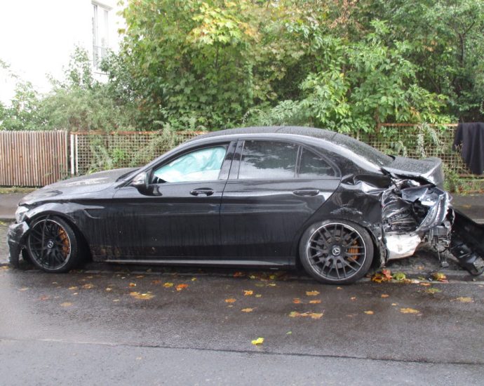 Fahrer schrottet Mietwagen und flüchtet – Zeugen gesucht