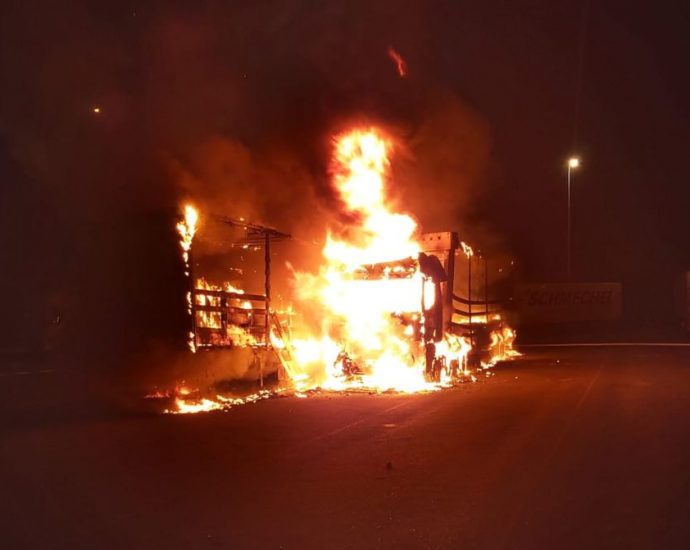 Zwei LKW brannten auf dem Lohfeldener Rüssel – Ursache unklar (VIDEO) Zwei LKW brannten auf dem Lohfeldener Rüssel – Ursache unklar (VIDEO)