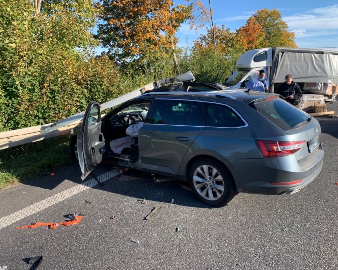 B7: PKW kracht in Pannen Transporter
