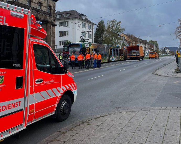 KS: Straßenbahn kollidiert mit LKW – keine verletzten