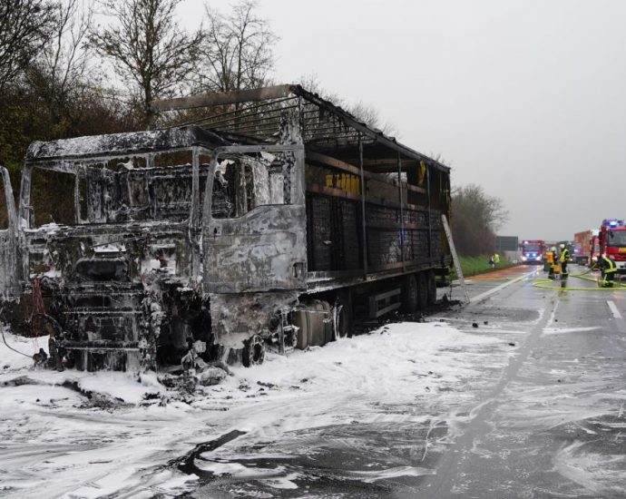 LKW mit Getränkedosen auf A7 ausgebrannt (VIDEO) LKW mit Getränkedosen auf A7 ausgebrannt (VIDEO)