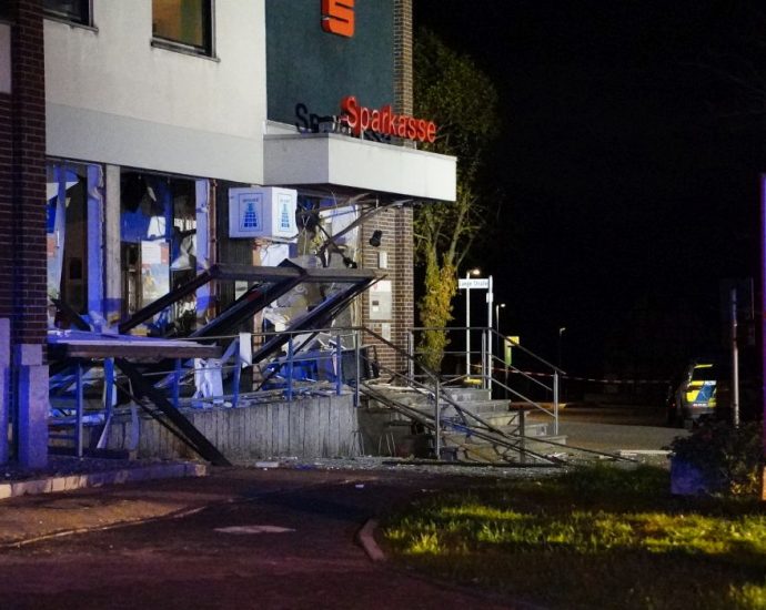 Geldautomat in Breuna gesprengt – Täter wohl ohne Beute entkommen (VIDEO) Geldautomat in Breuna gesprengt – Täter wohl ohne Beute entkommen (VIDEO)