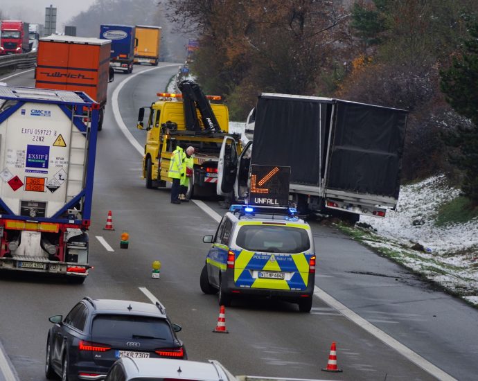 Klein-LKW kippt auf A44 um – Fahrer leicht verletzt Klein-LKW kippt auf A44 um – Fahrer leicht verletzt