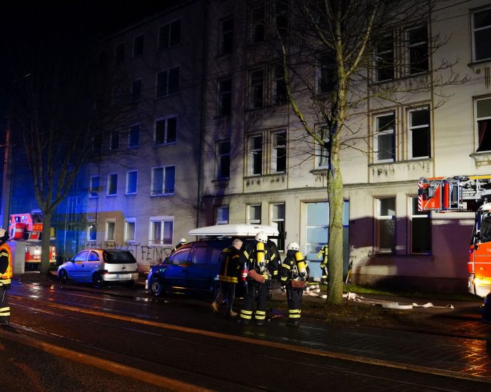 KS: Kellerbrand in der Fuldatalstraße – Feuerwehr rettet 25 Personen aus Mehrfamilienhaus (VIDEO) KS: Kellerbrand in der Fuldatalstraße – Feuerwehr rettet 25 Personen aus Mehrfamilienhaus (VIDEO)