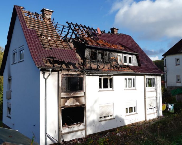 Bewohner mit Drehleiter aus brennendem Mehramilienhaus gerettet Bewohner mit Drehleiter aus brennendem Mehramilienhaus gerettet