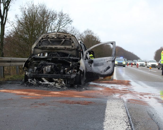 KS: PKW brannte auf der A44 komplett aus