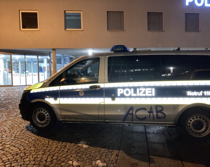 Im Einsatz: Streifenwagen in Kassel mit Graffiti besprüht