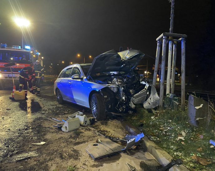 KS: PKW kracht in Ampelanlage auf der Druseltalstraße