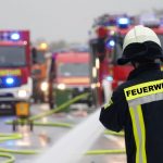 LKW-Fahrer koppelt brennenden Anhänger auf A44 ab