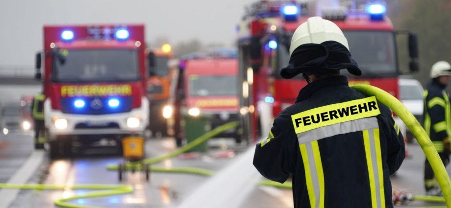 LKW-Fahrer koppelt brennenden Anhänger auf A44 ab