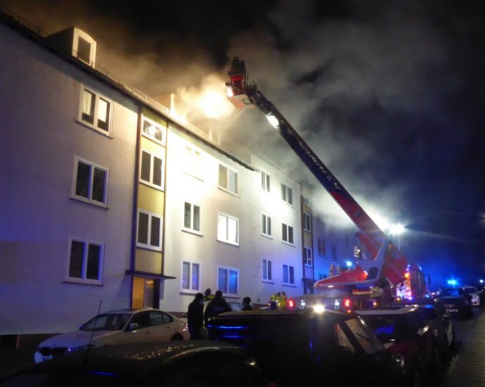 KS: Dachstuhlbrand in der Magazinstraße – Bewohner verletzt KS: Dachstuhlbrand in der Magazinstraße – Bewohner verletzt