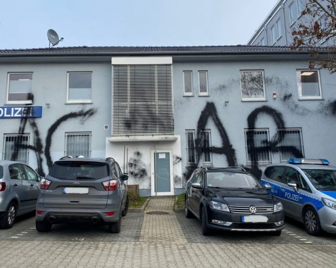 KS: Polizeigebäude großflächig mit Farbe besprüht (VIDEO) KS: Polizeigebäude großflächig mit Farbe besprüht (VIDEO)