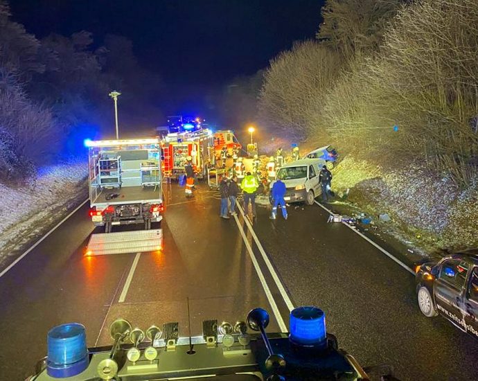 Zwei Verletzte nach Unfall auf B7 bei Kaufungen Zwei Verletzte nach Unfall auf B7 bei Kaufungen