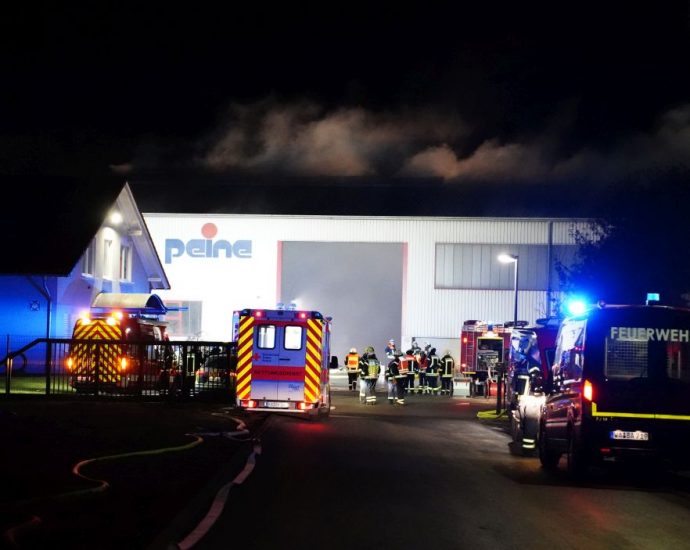 Zwei Feuerwehrmänner bei Großbrand in Mengeringhausen verletzt (VIDEO) Zwei Feuerwehrmänner bei Großbrand in Mengeringhausen verletzt (VIDEO)