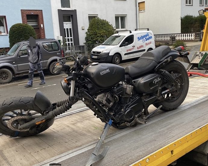 KS: Autofahrerin übersieht Motorradfahrer beim Abbiegen KS: Autofahrerin übersieht Motorradfahrer beim Abbiegen