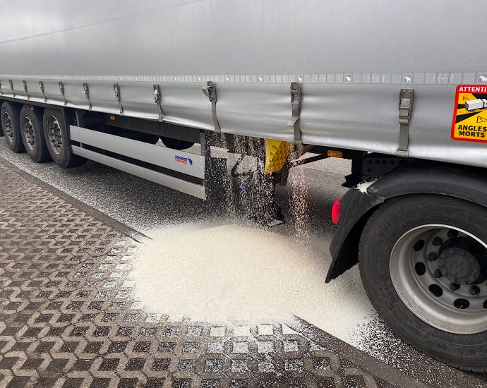 KS: LKW verliert Ladung während der Fahrt