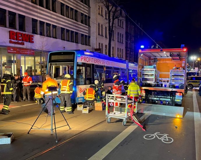 KS: Schwerer Straßenbahnunfall auf der Friedrich-Ebert-Straße KS: Schwerer Straßenbahnunfall auf der Friedrich-Ebert-Straße