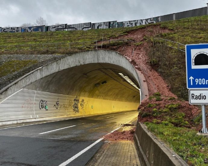 A49: Tunnel bei Schwalmstadt nach Erdrutsch gesperrt A49: Tunnel bei Schwalmstadt nach Erdrutsch gesperrt