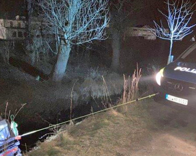 75-jähriger stürzt in Wahlebach – Rollstuhl mit Streifenwagen geborgen