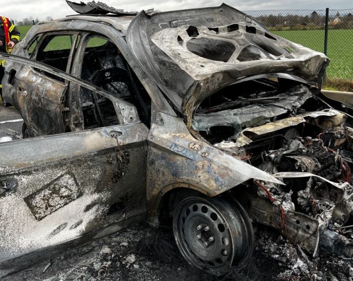 PKW brennt nach Unfall auf A49 aus PKW brennt nach Unfall auf A49 aus