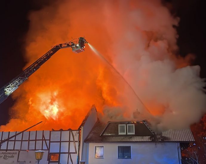 Großbrand an der Landesgrenze – Hessische Einsatzkräfte unterstützten Löscharbeiten (VIDEO) Großbrand an der Landesgrenze – Hessische Einsatzkräfte unterstützten Löscharbeiten (VIDEO)