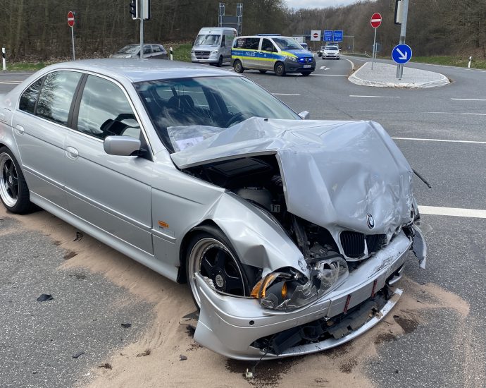 KS: Schwerer Verkehrsunfall im Kreuzungsbereich
