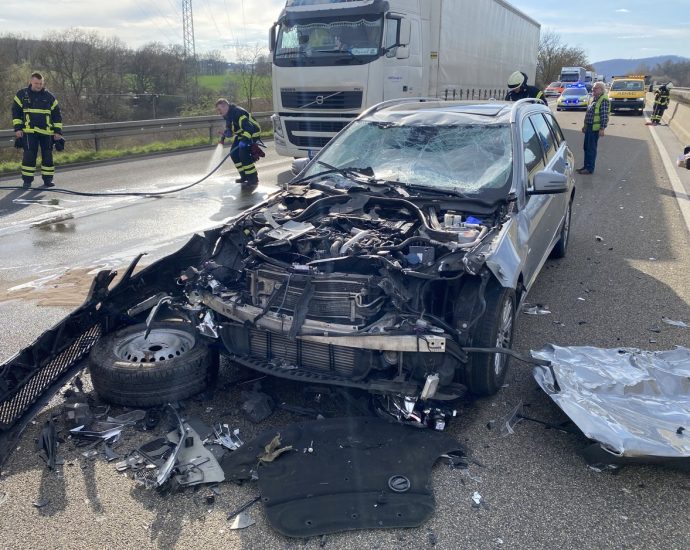 Schwerer Verkehrsunfall nach Ausweichmanöver auf A44