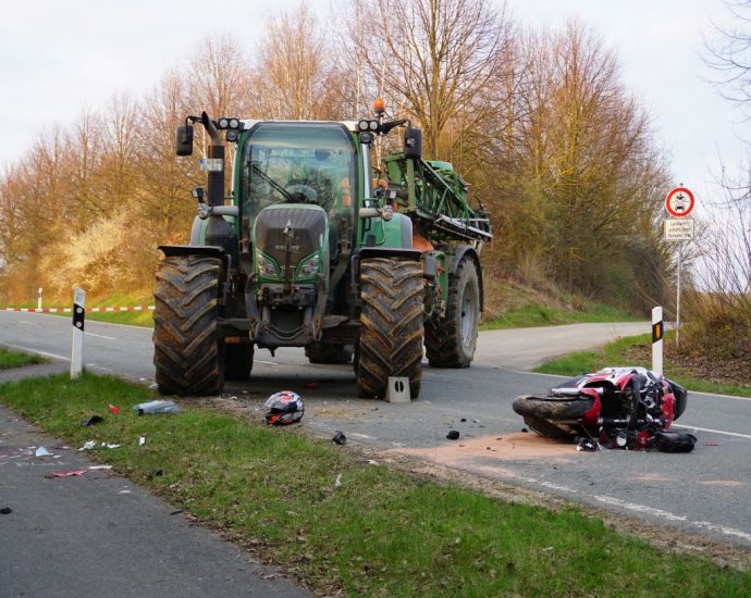 Motorradfahrerin kracht in Traktor – Schwerer Unfall bei Immenhausen Motorradfahrerin kracht in Traktor – Schwerer Unfall bei Immenhausen