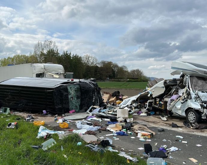 Stauende übersehen: Stundenlange Vollsperrung nach LKW Unfall auf A44 Stauende übersehen: Stundenlange Vollsperrung nach LKW Unfall auf A44