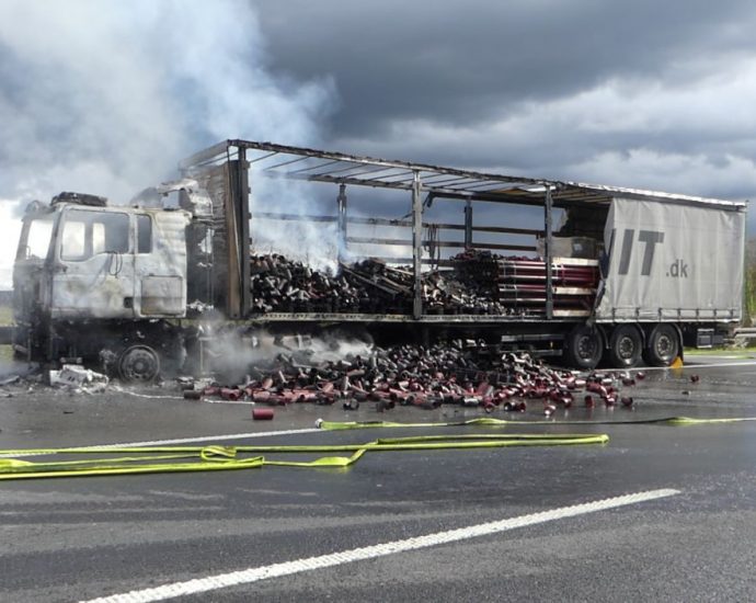 LKW-Brand sorgte für Vollsperrung auf der A7 LKW-Brand sorgte für Vollsperrung auf der A7
