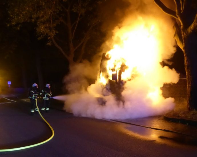 KS: Zugmaschine brannte im Stadtteil Wesertor KS: Zugmaschine brannte im Stadtteil Wesertor