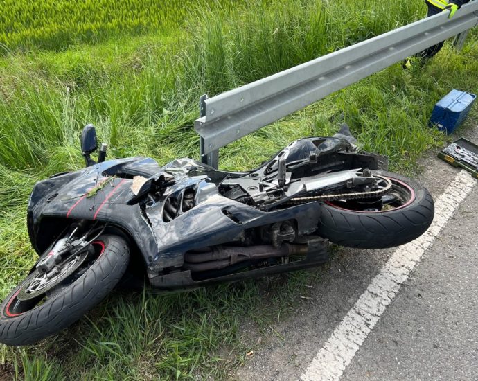 Motorradfahrer nach Unfall unter Leitplanke eingeklemmt Motorradfahrer nach Unfall unter Leitplanke eingeklemmt
