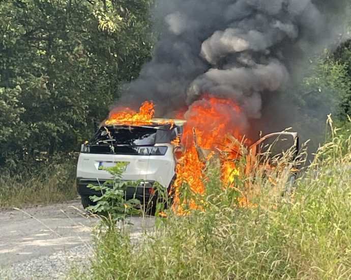 E-Auto brannte bei Niestetal – Neue Technik bei der Bergung E-Auto brannte bei Niestetal – Neue Technik bei der Bergung