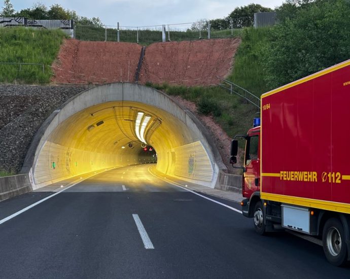 Osthessen: PKW-Brand im A66-Tunnel – 30 Autos und Reisebus evakuiert Osthessen: PKW-Brand im A66-Tunnel – 30 Autos und Reisebus evakuiert