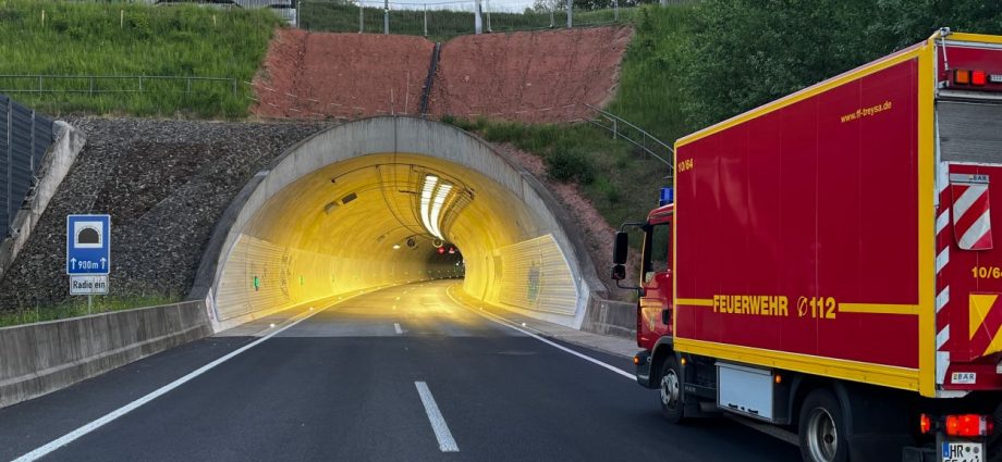 Osthessen: PKW-Brand im A66-Tunnel – 30 Autos und Reisebus evakuiert
