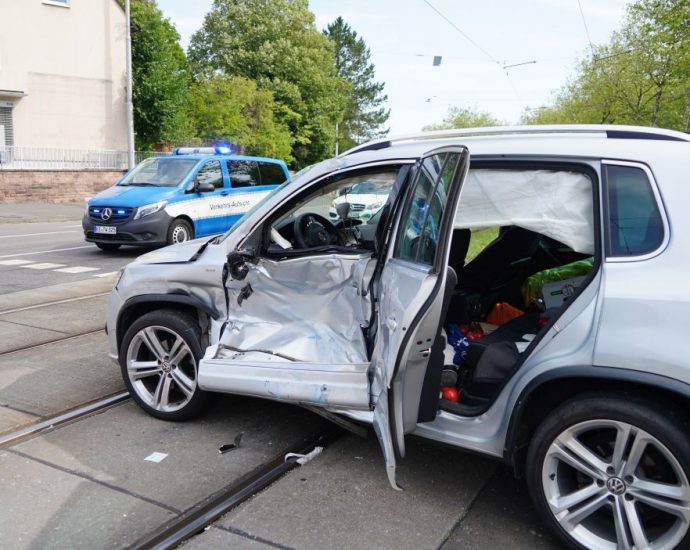 KS: Vier Verletzte bei Straßenbahnunfall in Niederzwehren KS: Vier Verletzte bei Straßenbahnunfall in Niederzwehren