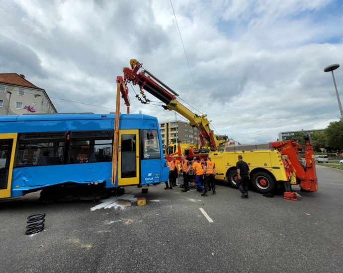 KS: LKW kracht in Straßenbahn – 11 Verletzte (Video) KS: LKW kracht in Straßenbahn – 11 Verletzte (Video)