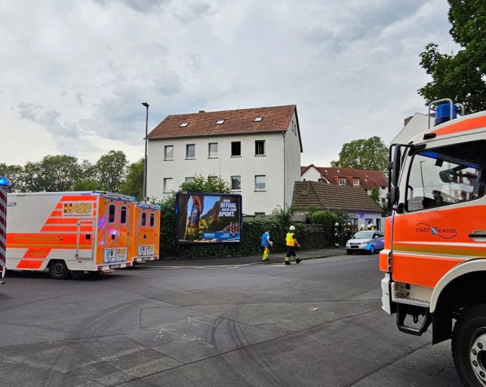 Defekte Gastherme – Feuerwehr rettet acht Personen und zwei Katzenbabys aus Wohnhaus in Kassel Defekte Gastherme – Feuerwehr rettet acht Personen und zwei Katzenbabys aus Wohnhaus in Kassel