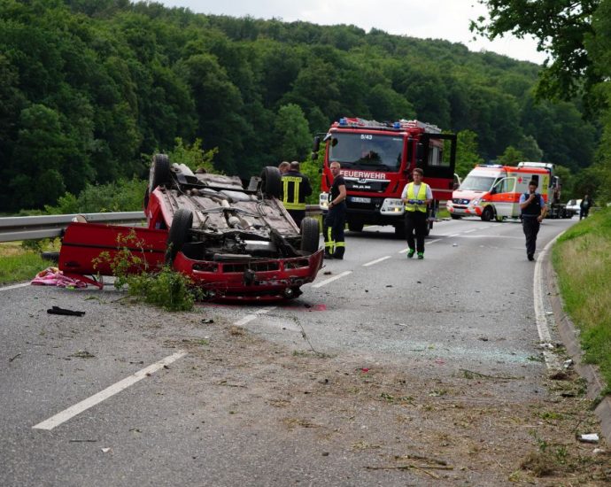 Unfall bei Niedermeiser – Frau und Baby aus PKW geschleudert Unfall bei Niedermeiser – Frau und Baby aus PKW geschleudert