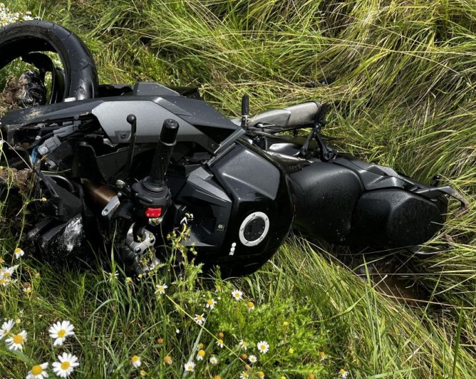 Motorradfahrer kommt von Fahrbahn ab – Rettungshubschrauber
