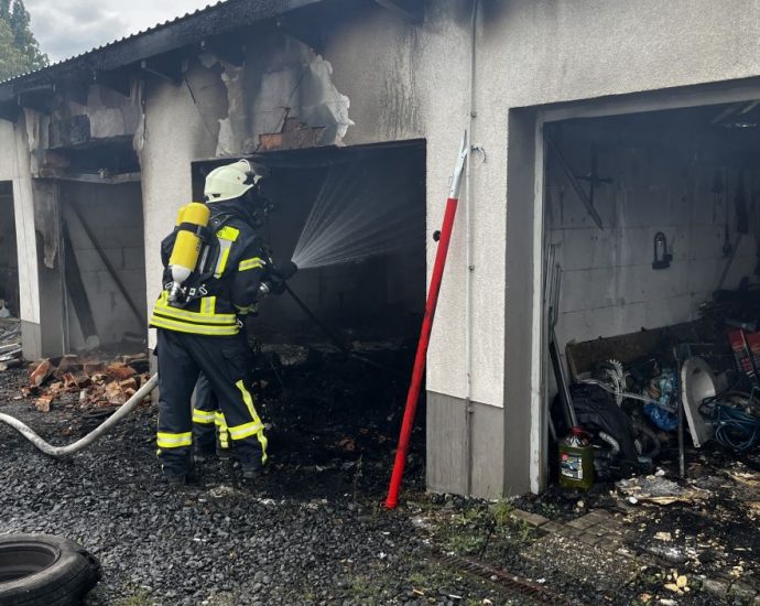 Garagenkomplex brannte in Homberg (VIDEO)