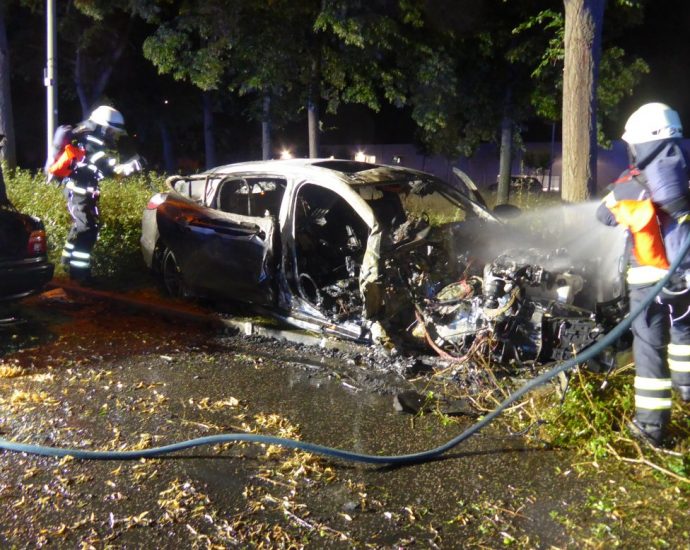 Kassel: Ersthelfer retten Fahrer und Beifahrer aus Feuer-Wrack