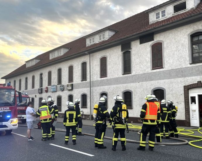 Feuerwehr rettet 7 Menschen aus Gebäude in Melsungen Feuerwehr rettet 7 Menschen aus Gebäude in Melsungen