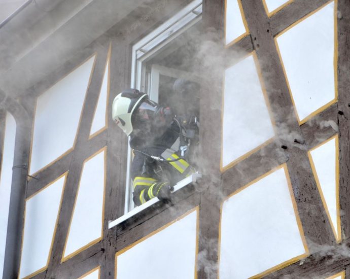 Erst Schornsteinbrand und dann drang Rauch aus der Fassade